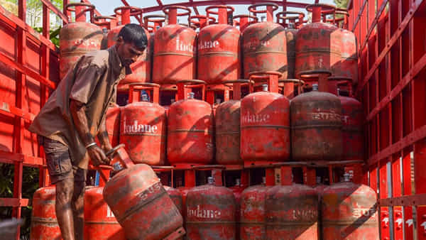 LPG: న్యూ ఇయర్లో బాదుడు తప్పదా? గ్యాస్ సిలిండర్ ధర పెరగనుందా? నివేదికలు ఏం చెబుతున్నాయంటే..?