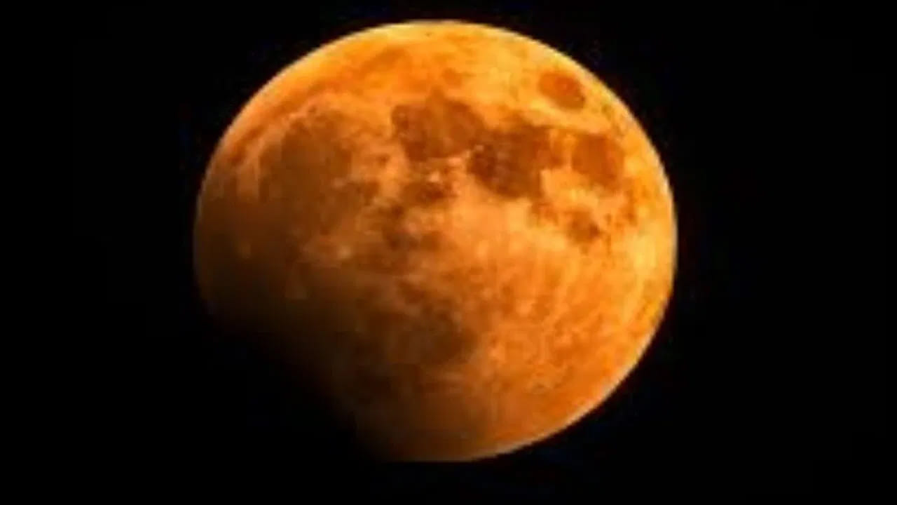 రాబోయే సంవత్సరంలో మార్చి3న మొదటి చంద్రగ్రహణం ఏర్పడుతుంది. అదే రోజు హోలీ పండుగ.  ఈ గ్రహణం భారతదేశంలో స్పష్టంగా కనిపిస్తుంది కాబట్టి, దీనికి నూతక్ కాలం కూడా వర్తిస్తుంది. ఇక చంద్ర గ్రహణం అనేది చంద్రుడికి సూర్యుడికి మధ్య భూమి వచ్చినప్పుడు సూర్య కాంతి చంద్రుడిపై పడకుండా భూమి అడ్డుగా ఉంటుంది.  ఈ సమయంలో చంద్రుడు అర్ధగోళంగా కనిపించడం జరుగుతుంది. అంతే కాకుండా చంద్రుడు ఎరుపు రంగులో బ్లడ్ మూన్‌గా కనిపించడం జరుగుతుంది. దీనిని చంద్రగ్రహణం అంటారు, ఇది పన్నెండు రాశులపై దాని ప్రభావం చూపుతుంది. కొన్ని రాశులకు మంచి ఫలితాలు ఇస్తే, మరికొన్ని రాశులకు చెడు ఫలితాలు ఇస్తుంది.