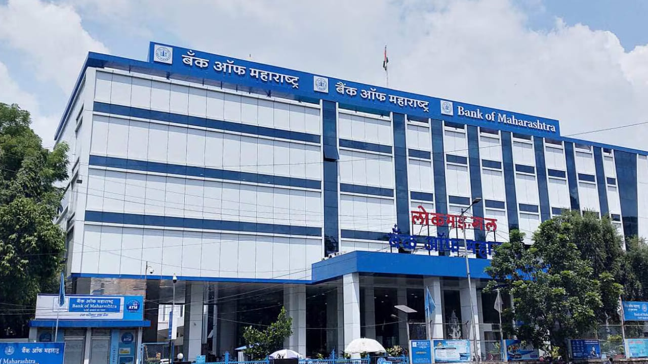 బ్యాంకులు వడ్డీ రేట్లను తగ్గించడంతో కస్టమర్లకు లోన్లపై వడ్డీ రేటు తగ్గనుంది. దీని వల్ల ఈఎంఐలు కూడా తగ్గుతున్నాయి. అలాగే కొత్త తీసుకునే లోన్లపై వడ్డీ రేట్లు తగ్గుతుంది.