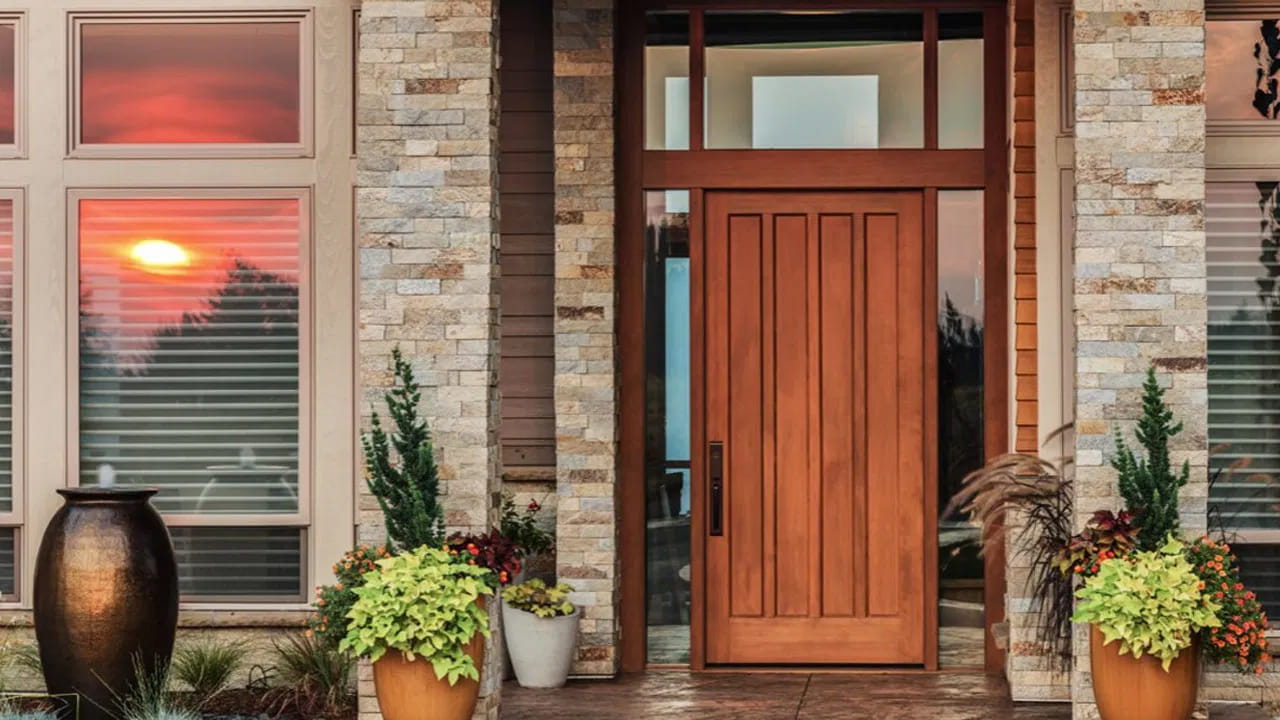 ప్రధాన ద్వారం: ఇంటి ప్రధాన ద్వారం కేవలం రాకపోకలకే కాదు సానుకూల శక్తికి కూడా ప్రవేశ మార్గం. ద్వారం వద్ద ఎటువంటి చెత్తాచెదారం లేకుండా చూడండి. అందమైన నేమ్‌ప్లేట్, ముంగిట ముగ్గు శ్రేయస్సును పెంచుతాయి. డోర్‌బెల్‌ పని చేయకపోయినా లేదా తలుపులు తెరిచేటప్పుడు శబ్దం వస్తున్నా వెంటనే సరిచేయండి. ఇది తాజా శక్తిని ఇంట్లోకి తెస్తుంది.
