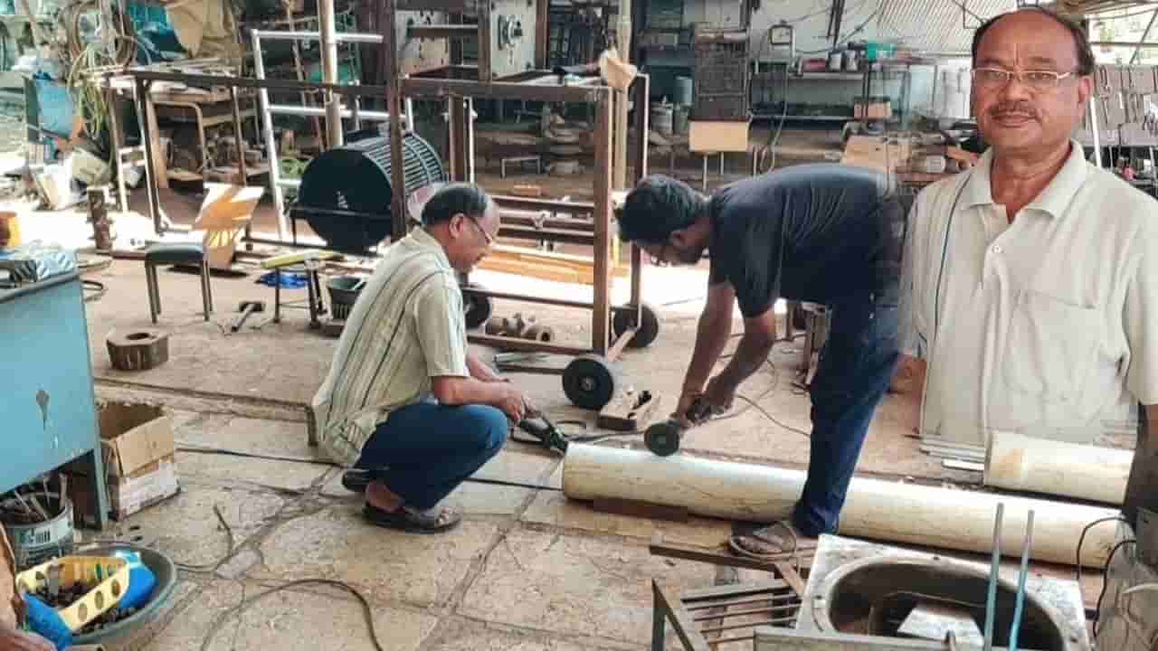 హాట్సాప్.. మితిమీరిన ప్లాస్టిక్ ను వాడుకలోకి తెచ్చి ఔరా అనిపిస్తున్న యువకుడు..!