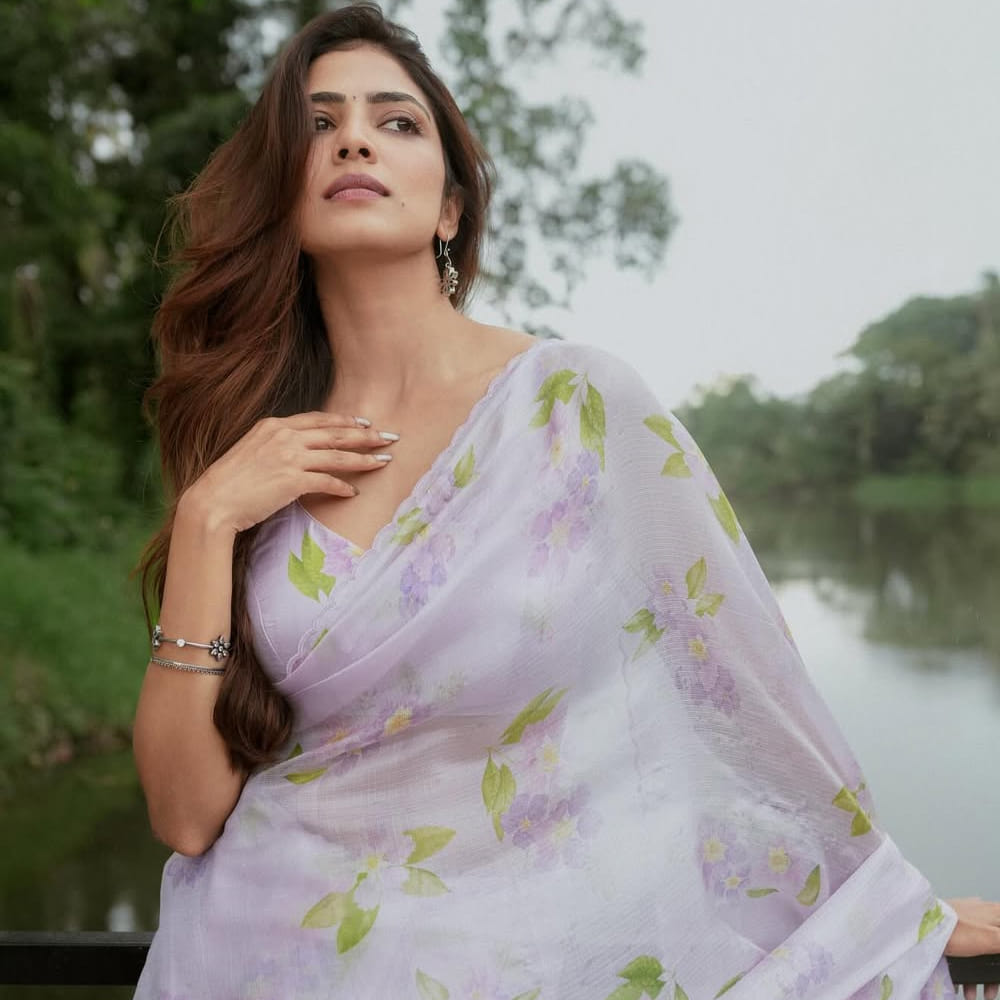 ఈ అమ్మడు సూపర్ స్టార్ రజినీకాంత్ నటించిన పేట చిత్రంలో కీలకపాత్రలో కనిపించింది. తాజాగా మాళవిక మాట్లాడుతూ.. నటీనటులకు పర్ఫెక్ట్ లాంచ్ అవసరం అని అనుకున్నట్లు తెలిపారు. తాను కూడా పెద్ద సినిమాతో గ్రాండ్ ఎంట్రీ ఇవ్వాలనుకున్నానని అన్నారు. 