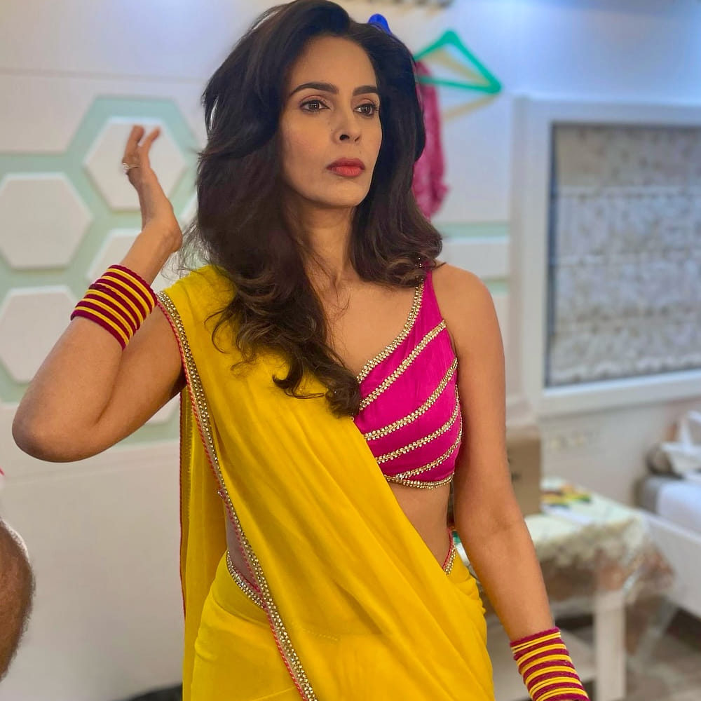 కెరీర్ బిగినింగ్ లో ఈ చిన్నది ఎయిర్ హోస్టెస్గా పని చేసింది. అదేసమయం మల్లిక ఢిల్లీకి చెందిన పైలట్ కరణ్ సింగ్ గిల్ను ప్రేమించి వివాహం చేసుకుంది. నాలుగేళ్ల తరువాత, బాలీవుడ్లో ఆఫర్స్ రావడంతో ఆమె విడాకులు తీసుకుంది. పెళ్లయిందని, విడాకులైందన్న సంగతి తెలిస్తే బాలీవుడ్లో తన ఎదుగుదలకు అడ్డు వస్తుందని భావించి ఆమె తనకు పెళ్ళైందన్న సంగతిని దాచిపెట్టింది. ఆతర్వాత బాలీవుడ్ లో హాట్ బ్యూటీగా పేరు తెచ్చుకుంది.