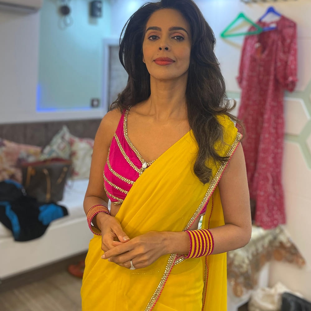 ప్రస్తుతం మల్లికా శెరావత్ సినిమాలకు దూరంగా ఉంటుంది. ఈ చిన్నది సినిమాలకు దూరమైనప్పటికీ సోషల్ మీడియాతో అభిమానులకు చాలా యాక్టివ్ గా ఉంటుంది. వయసు పెరుగుతున్నా కూడా తరగని అందంతో ఆకట్టుకుంటుంది. ఇప్పటికి కూడా బికినీ ఫోజులతో కవ్విస్తోంది. అంతే కాదు ఇప్పటికే చాలా కాంట్రవర్సీ కామెంట్స్ తో వార్తల్లోనూ నిలిచింది.