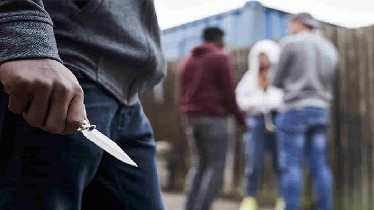 Telangana: పట్ట పగలు నడి రోడ్డుపై దారుణ హత్య.. బైక్ తగిలిందని గ్యాంగ్వార్!