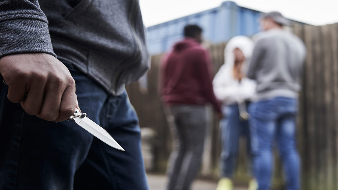 Telangana: పట్ట పగలు నడి రోడ్డుపై దారుణ హత్య.. బైక్ తగిలిందని గ్యాంగ్వార్!