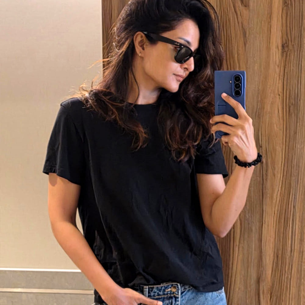 తన అందంతో ప్రేక్షకులను కవ్విస్తుంది ఆ బ్యూటీ. అలాగే నటనతోనూ ఈ అమ్మడు తోపే.. ఇంతకూ ఆమె ఎవరో కనిపెట్టారా.? ఆమె కేవలం నటి మాత్రమే కాదు నిర్మాత కూడా.. ఎన్నో సూపర్ హిట్ సినిమాల్లో నటించింది ఆమె.  ఎవరో గుర్తుపట్టారా.? అందానికి కేరాఫ్ అడ్రస్ ఆమె..