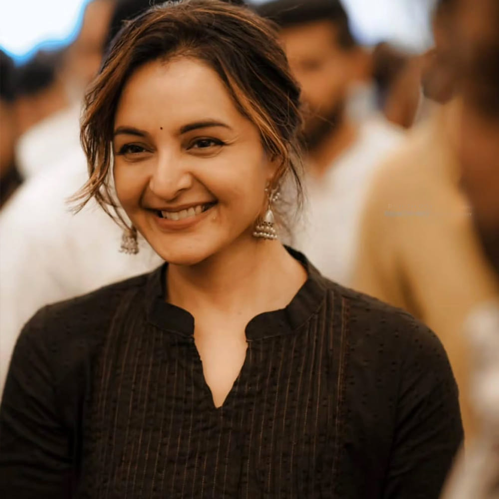 ఆ తరువాత ఆమె వరసగా నాలుగు సార్లు ఫిలింఫేర్ ఉత్తమ నటి పురస్కారం గెలుచుకుంది మంజు. ఇక పై ఫోటో ఆమె నటించిన అసురన్ సినిమాలోది. ధనుష్ హీరోగా నటించిన అసురన్ సినిమాలో ఆమె అద్భుతంగా నటించింది. ఈ సినిమాలో ధనుష్ భార్యగా కనిపించింది మంజు.