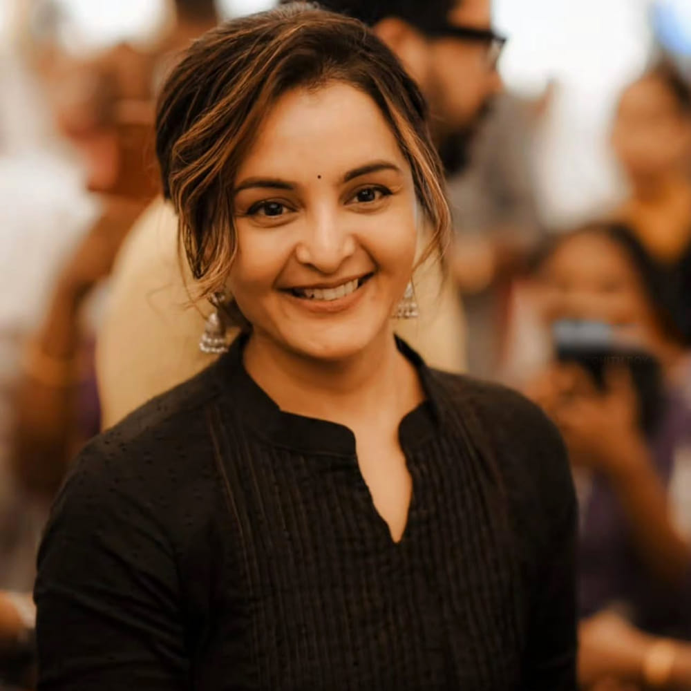 చాలా మంది ముద్దుగుమ్మలు నటనకు ప్రాధాన్యత ఉన్న పాత్రలు చేస్తూ ప్రేక్షకులను అలరిస్తున్నారు. గ్లామర్ పాత్రలు మాత్రమే కాదు అవకాశం వస్తే ఎలాంటి పాత్ర అయినా చేస్తున్నారు. ఇక పై ఫొటోలో ఉన్న హీరోయిన్ ను గుర్తుపట్టారా. ఇప్పుడు ఎక్కడ చూసినా ఆమె పేరే వినిపిస్తుంది. ఆమె వీడియోనే కనిపిస్తుంది.