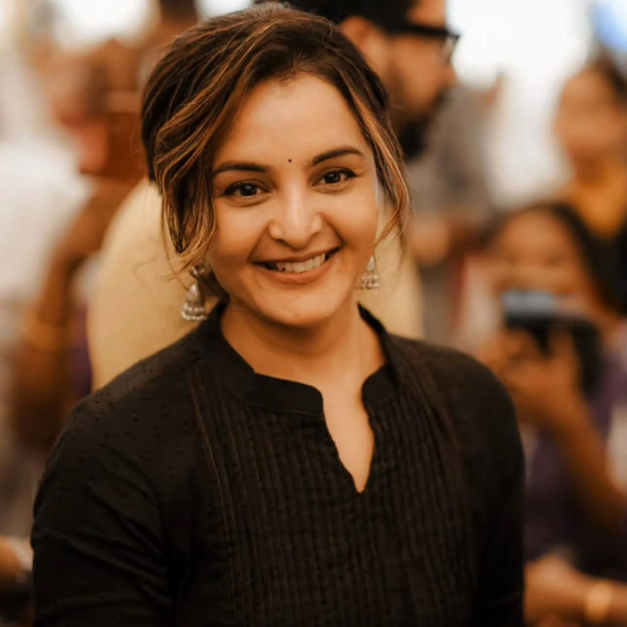 చాలా మంది ముద్దుగుమ్మలు నటనకు ప్రాధాన్యత ఉన్న పాత్రలు చేస్తూ ప్రేక్షకులను అలరిస్తున్నారు. గ్లామర్ పాత్రలు మాత్రమే కాదు అవకాశం వస్తే ఎలాంటి పాత్ర అయినా చేస్తున్నారు. ఇక పై ఫొటోలో ఉన్న హీరోయిన్ ను గుర్తుపట్టారా. ఇప్పుడు ఎక్కడ చూసినా ఆమె పేరే వినిపిస్తుంది. ఆమె వీడియోనే కనిపిస్తుంది.