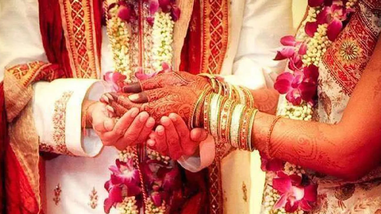 2026 సంవత్సరం తమ జీవితంలో ఎలాంటి మార్పులు తీసుకరాబోతుందో అనే ఉత్సాహం చాలా మందిలో ఉంటుంది. అయితే ఈ సంవత్సరంలో చాలా గ్రహాలు తమ స్థానాలు మార్చుకోబోతున్నాయి. ముఖ్యంగా శుక్ర గ్రహం అనేక సార్లు తన స్థానాన్ని మార్చుకుంటాడంట. ఈ క్రమంలోనే తమ జాతకంలో గ్రహం బలంగా ఉండే ఈ రాశుల వారికి వివాహం జరగనున్నదంట. ఇంతకీ ఆ రాశులు ఏవి అంటే?