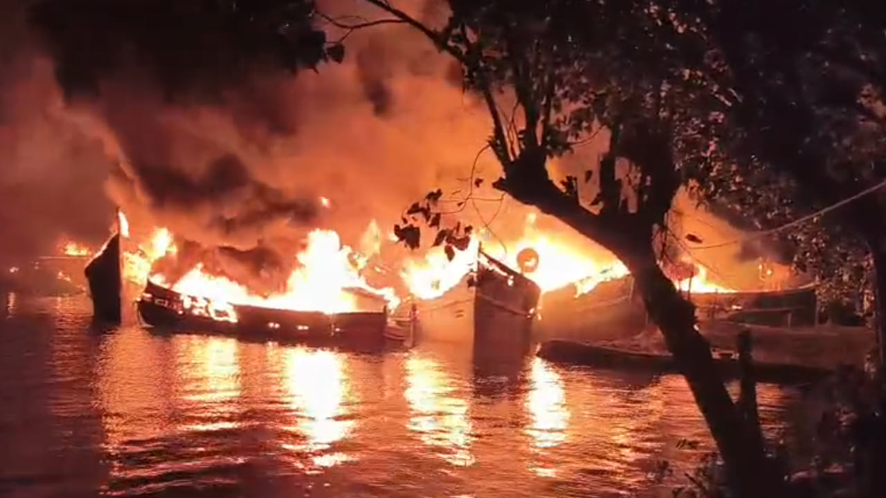 భారీగా ఎగిసిపడిన మంటలు.. కాలి బూడిదైన 10 పడవలు.. అసలు ఏం జరిగిందంటే..?