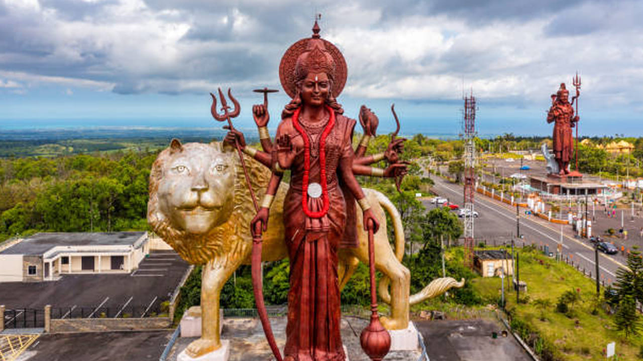 మారిషస్: మరో ద్వీప స్వర్గం మారిషస్. భారతీయ పౌరులకు ఈ దేశంలో 90 రోజుల వీసా రహిత ప్రవేశం లభిస్తుంది. ఈ గమ్యస్థానం మృదువైన ఇసుక, స్వచ్ఛమైన నీరు,స్నేహపూర్వక ప్రజలతో సమృద్ధిగా ఉంటుంది. మారిషస్ హనీమూన్, కుటుంబంతో వెళ్ళడానికి అద్భుతమైన ప్రదేశం. ఇక్కడ జలపాతాలు, టీ తోటలను సందర్శించవచ్చు, మీరు పడవ ప్రయాణాలను కూడా ఆస్వాదించవచ్చు. ఇక్కడ, భారతీయ ఆహారం, సంస్కృతి కూడా ఉంటుంది. అనేక హిందూ దేవాలయాలకు ప్రసిద్ధి చెందింది.