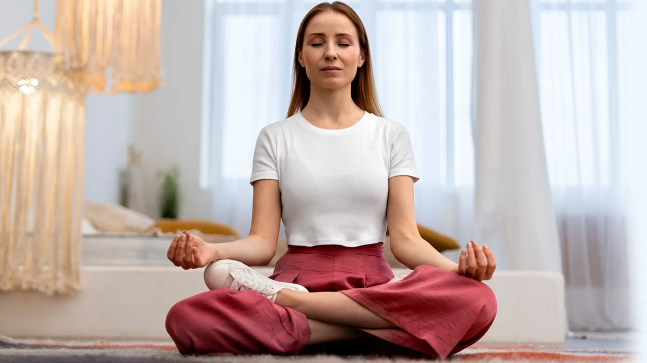 నిద్ర లేచిన వెంటనే ఇలా చేయండి: మీ ఆర్థిక పరిస్థితి మెరుగుపడటానికి, మీ ఆదాయం పెరగడానికి ఉదయం నిద్రలేవగానే కొన్ని పనులు చేయడం ముఖ్యమని వాస్తు శాస్త్రం చెబుతోంది. ఆ విషయంలో, ప్రతిరోజూ ఉదయం మీ అరచేతిని చూసి 'కరక్రే వాసదే లక్ష్మి' అనే మంత్రాన్ని జపించండి. అదేవిధంగా, ప్రతి శుక్రవారం, పసుపు ముక్కలతో పసుపు గుడ్డను చుట్టి మీ ఆఫీసు డెస్క్‌పై ఉంచండి. దీన్ని వారానికి ఒకసారి క్రమం తప్పకుండా మార్చండి. అదేవిధంగా, ప్రతి రాత్రి పడుకునే ముందు, మీ జేబులో ఒక రూపాయి నాణెం పెట్టుకుని, ఆపై నిద్రపోండి. పేర్కొన్న ఈ మూడు చిన్న విషయాలు మీ వృత్తి జీవితంలో పెద్ద మార్పును తెస్తాయి. అవి మీ ఆదాయాన్ని త్వరగా పెంచుకునే మార్గాలను కూడా తెస్తాయి.