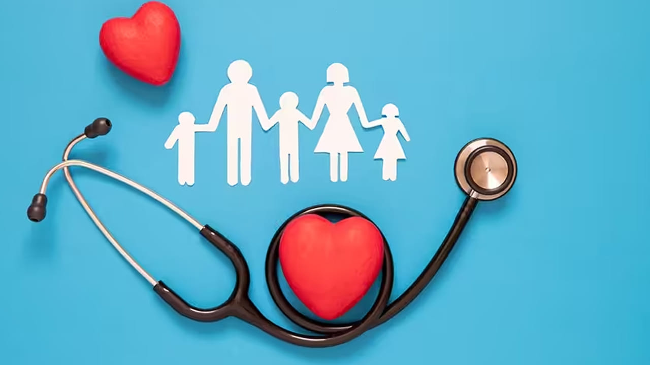 కొంతమంది ఆన్‌లైన్లో ఆఫర్లు చూసి తక్కువ ప్రీమియం పడుతుందనే ఉద్దేశంతో ఏదోక పాలసీ తీసుకుంటారు. వీటిల్లో రూమ్ రెంట్, కో పేమెంట్స్ వంటి పరిమితులు ఉంటాయి. రూమ్ రెంట్ కొంతవరకు మాత్రమే ఇస్తామని, మిగతాది మీరు పే చేసుకోవాలని నిబంధనలు పెడతారు. ఇక కో పేమెంట్ అంటే.. ఇన్యూరెన్స్ సంస్థ కొంత అమౌంట్ పే చేస్తే.. మిగతా బిల్లు మీరు కట్టాల్సి ఉంటుంది. ఇలాంటి నిబంధనలు లేని పాలసీ తీసుకోండి.
