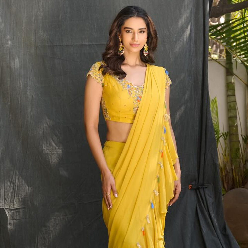 ఇచట వాహనములు నిలుపరాదు అనేసినిమాతో హీరోయిన్ గా టాలీవుడ్ లోకి అడుగు పెట్టింది మీనాక్షి. సుశాంత్ హీరోగా నటించిన ఈ సినిమా అంతగా ఆడలేదు. ఆతర్వాత రవితేజ నటించిన ఖిలాడీ సినిమాలో తన గ్లామర్ తో కట్టిపడేసింది. అడవి శేష్ నటించిన హిట్ 2 మీనాక్షికి మంచి గుర్తింపు తెచ్చింది.