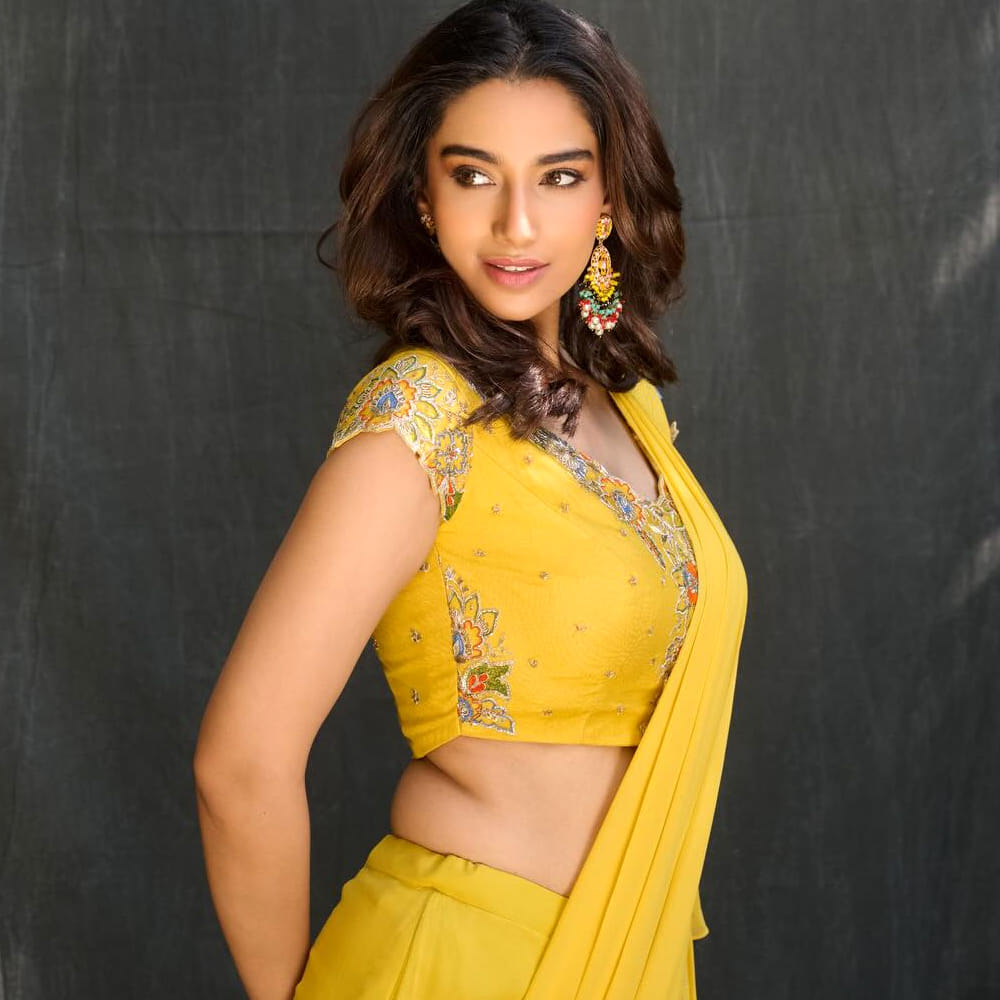 ఇక ఇప్పుడు ఈ చిన్నది సెన్సేషన్ గా మారిపోయింది. యంగ్ హీరోల దగ్గర నుంచి స్టార్ హీరోల సినిమాల వరకు అన్ని ఆఫర్స్ అందుకుంటుంది. మహేష్ తో గుంటూరు కారం సినిమాలో మెరిసింది. అలాగే తమిళ్ లో దళపతి విజయ్ గోట్ లోనూ కనిపించింది. ఇక రీసెంట్ గా లక్కీ భాస్కర్, సంక్రాంతికి వస్తున్నాం సినిమాలతో సూపర్ హిట్స్ అందుకొని ఫుల్ జోష్ మీద ఉంది ఈ బ్యూటీ.