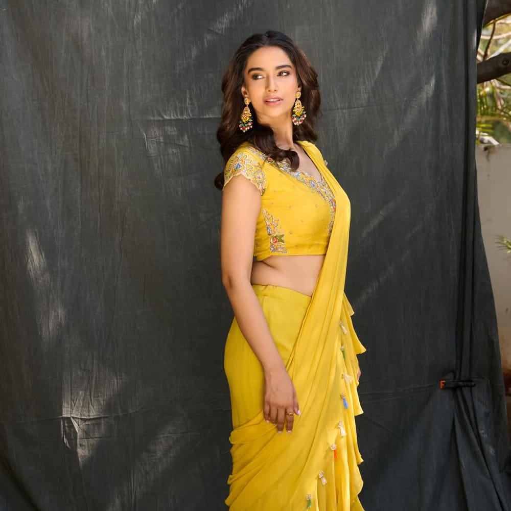 అతనే నా ఫస్ట్ క్రష్ ఆ తర్వాత ఎవరిపై ఆ ఫీలింగ్ కలగలేదు అని చెప్పుకొచ్చింది. అలాగే జీవితంలోఅందరికి ఎవరో ఒకరి మీద క్రష్ కలుగుతుంది. మా సంక్రాంతికి వస్తున్నాం సినిమా కూడా అదే కథతో తెరకెక్కింది. ఈ సినిమా మంచి విజయం సాధించడం సంతోషంగా ఉంది అంటూ చెప్పుకొచ్చింది మీనాక్షి.