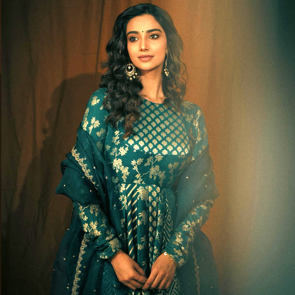 ఏ సినిమాచూసినా.. ఆ సినిమాలో మీనాక్షి హీరోయిన్ గా నటిస్తుంది. తెలుగులో బ్యాక్ టు బ్యాక్ సినిమాలు చేసిన ఈ చిన్నది ఇప్పుడు తమిళ్ లోనూ అవకాశాలు అనుకుంటుంది. త్వరలోనే తన తమిళ్ డెబ్యూ సినిమాలో నటించనుంది. 