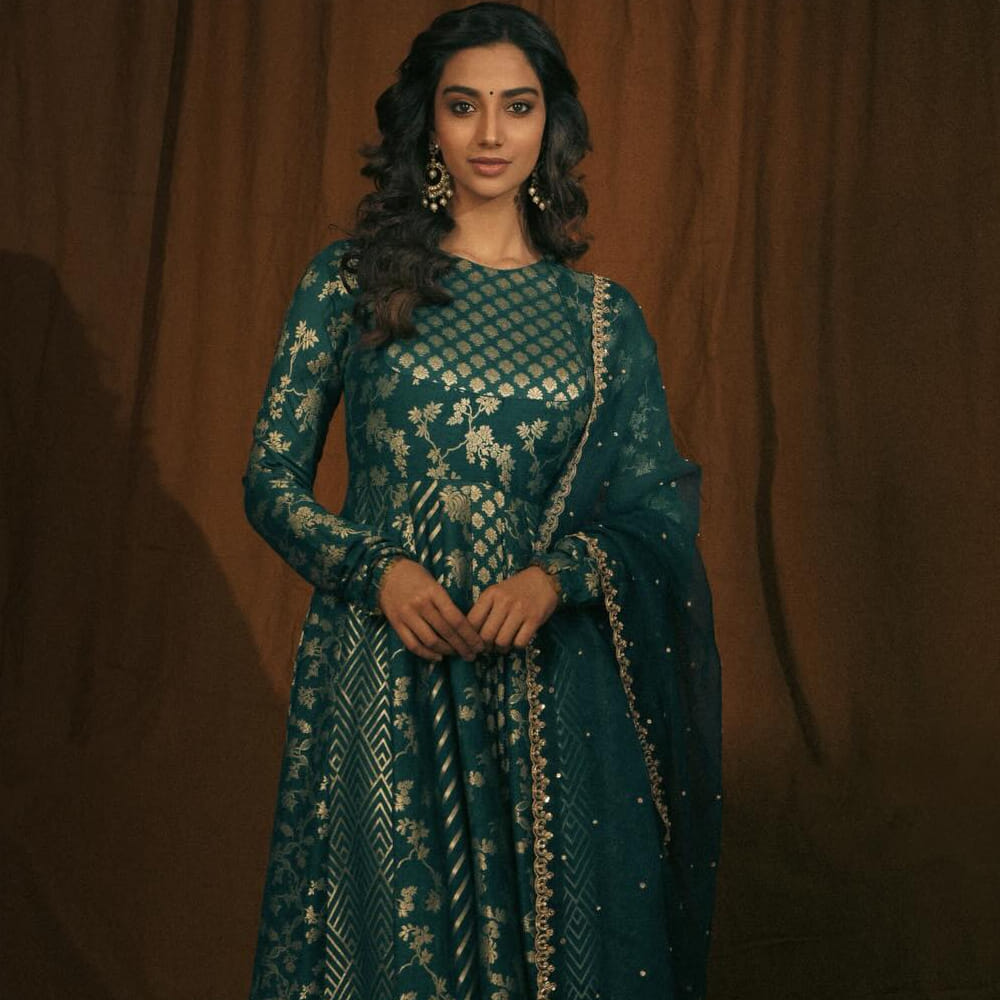 గత సంక్రాంతికి సంక్రాంతికి వస్తున్నాం సినిమాతో భారీ హిట్ అందుకున్న మీనాక్షి చౌదరి.. ఇప్పుడు మరోసారి సంక్రాంతికి రాబోతుంది. ఈ క్రమంలోనే నవీన్ పోలిశెట్టి హీరోగా నటిస్తున్న అనగనగ ఓ రాజు అనే సినిమాలో హీరోయిన్ గా నటిస్తుంది మీనాక్షి చౌదరి. 