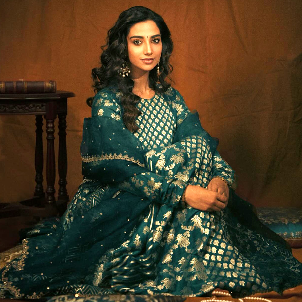 ఇచ్చట వాహనాలు నిలుపరాదు సినిమాతో హీరోయిన్ గా పరిచయమైన ఈ భామ తర్వాత వరుసగా సినిమాలు చేస్తుంది. ఈ క్రమంలోనే యంగ్ హీరోల దగ్గర నుంచి స్టార్ హీరోల సినిమాల వరకు వరుసగా సినిమాలు చేస్తూ ప్రేక్షకులను మెప్పిస్తుంది. 