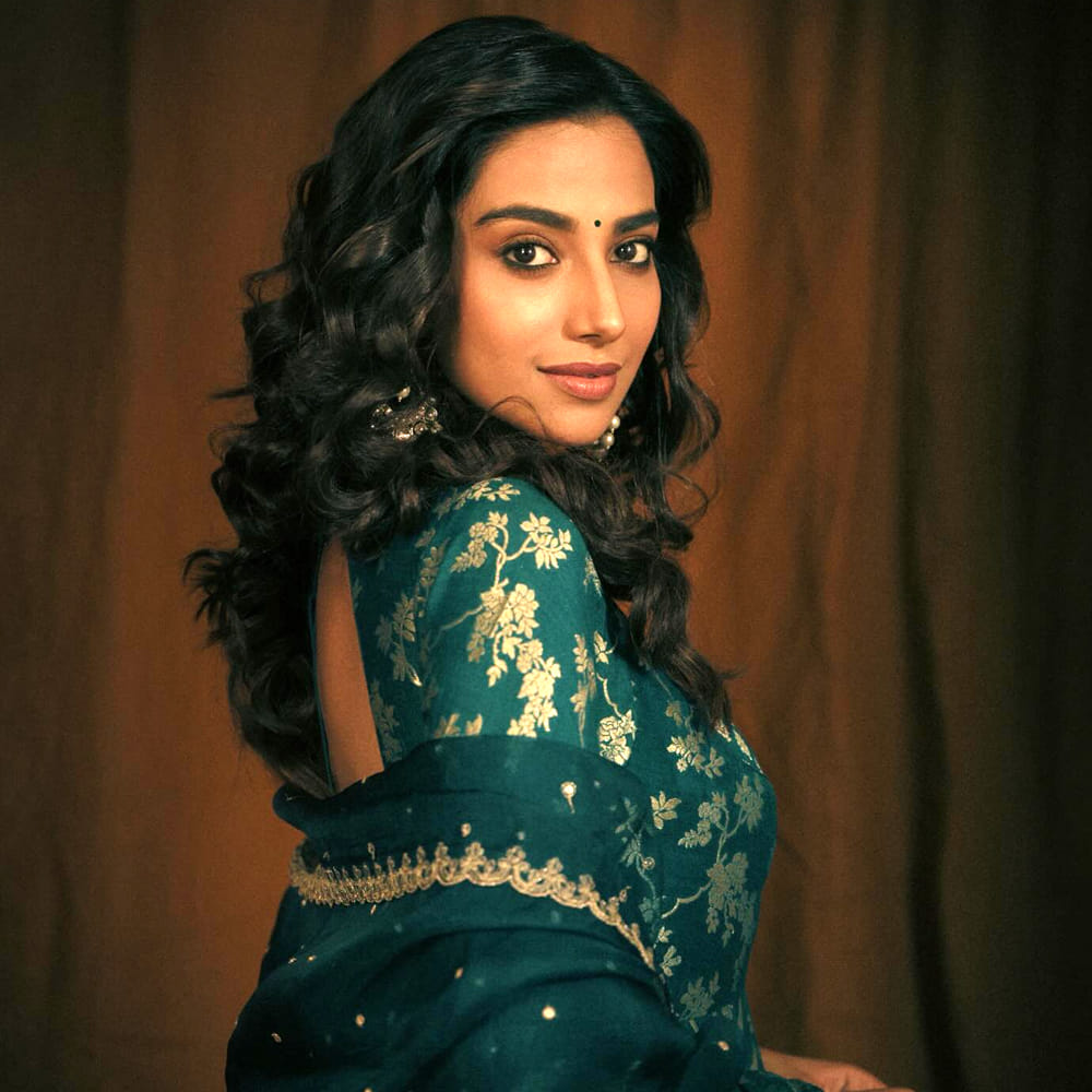 ముద్దుగుమ్మ మీనాక్షి చౌదరి గురించి ప్రత్యేకంగా చెప్పాల్సిన అవసరం లేదు. ప్రస్తుతం వరుసగా సినిమాలు చేస్తూ దూసుకుపోతుంది ఈ అందాల భామ. ప్రస్తుతం బ్యాక్ టు బ్యాక్ సినిమాలు చేస్తూ రాణిస్తుంది ఈ  క్రేజీ హీరోయిన్. 