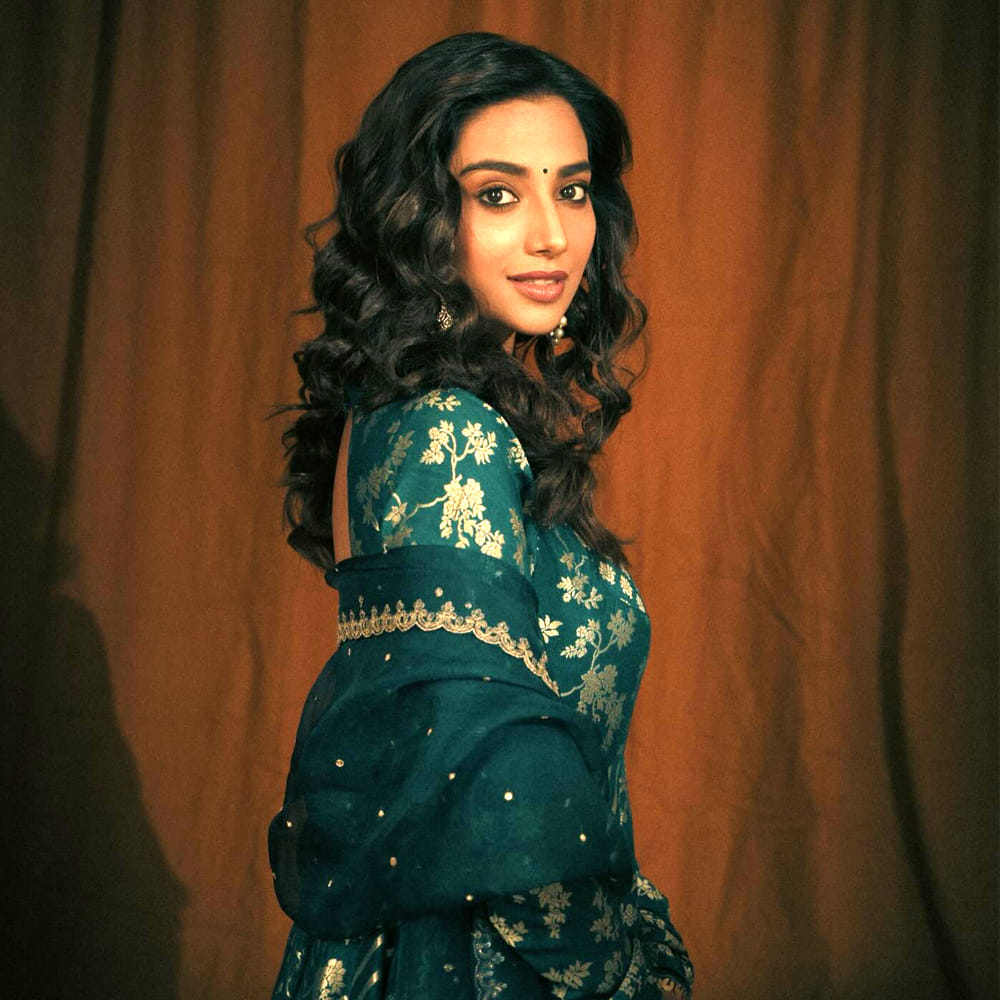 ఇక ఈ ముద్దుగుమ్మ త్వరలోనే ఓ పాన్ ఇండియా సినిమాలోనూ నటిస్తుందని తెలుస్తుంది. సోషల్ మీడియాలో యాక్టివ్ గా ఉండే మీనాక్షి చౌదరి.. రెగ్యులర్ గా ఫోటోలు షేర్ చేస్తూ అభిమానులను ఆకట్టుకుంటుంది. తాజాగా ఈ బ్యూటీ పంచుకున్న ఫోటోలు వైరల్ గా మారాయి. 