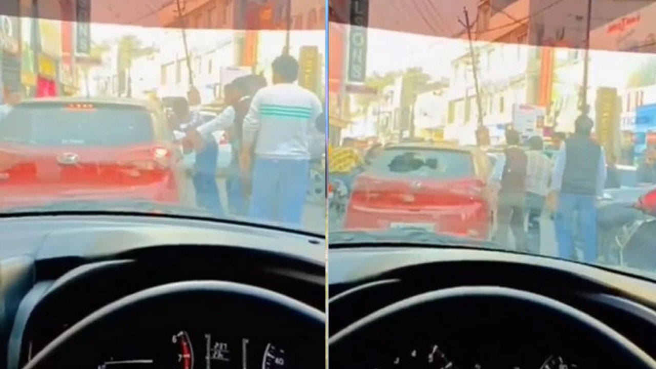 Viral Video: అదేంది బ్రో.. వాళ్లు అసలు విద్యార్థులేనా? నడిరోడ్డు మీద మహిళను ఎలా కొట్టారో చూడండి