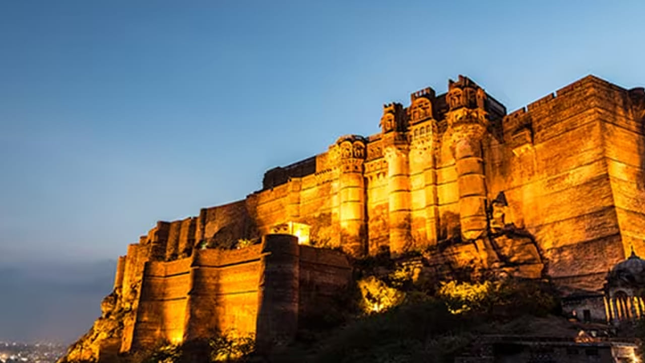 మెహ్రాన్గఢ్ కోట: ఈ కోట జోధ్పూర్లో ఉంది. దీని నిర్మాణ సమయంలో శాపాన్ని తొలగించడానికి ఒక వ్యక్తిని సజీవ దహనం చేశారని, అతని ఆత్మ ఇప్పటికీ అక్కడే ఉందని చెబుతారు. అందుకే ఈ కోట వైపు వెళ్ళడానికి కూడా చాలామంది భయపడతారు. దీనికి కారణం ఆ ప్రాంతంలో జరిగిన కొన్ని సంఘటనలు.