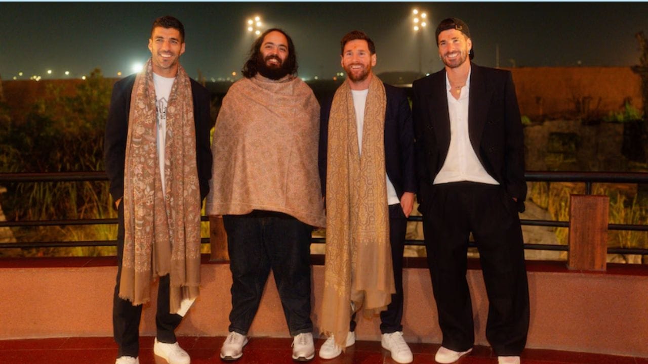 గోట్‌ ఇండియా టూర్‌లో భాగంగా భారత్‌లో పర్యటిస్తున్న ప్రపంచ ఫుట్‌బాల్ దిగ్గజం లియోనెల్ మెస్సీ అనంత్ అంబానీ స్థాపించిన వన్యప్రాణుల సంరక్షణా కేంద్రం వంతారాను సందర్శించారు. ఇక్కడి ప్రకృతి, వన్య ప్రాణుల సంరక్షణ, సాంప్రదాయ పద్దతులు మెస్సీకి మరపురాని అనుభవాన్ని ఇచ్చాయి.