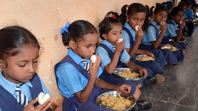 కొండెక్కిన కోడి గుడ్డు ధర.. విద్యార్థులకు షాక్..