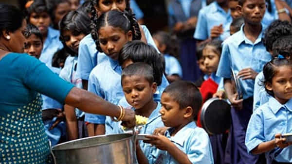 Mid-Day Meals: సర్కార్ కీలక నిర్ణయం.. ఇక సెలవు రోజుల్లోనూ బడుల్లో మధ్యాహ్న భోజనం అమలు!