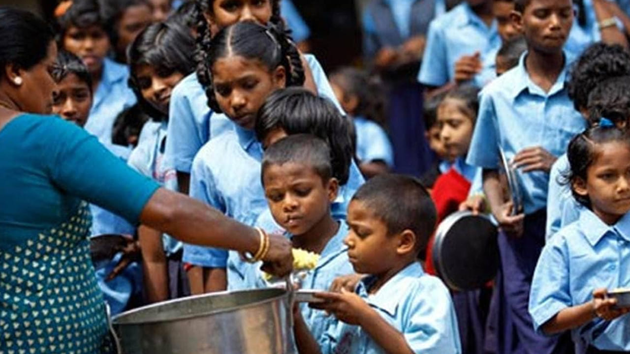Mid-Day Meals: సర్కార్ కీలక నిర్ణయం.. ఇక సెలవు రోజుల్లోనూ బడుల్లో మధ్యాహ్న భోజనం అమలు!