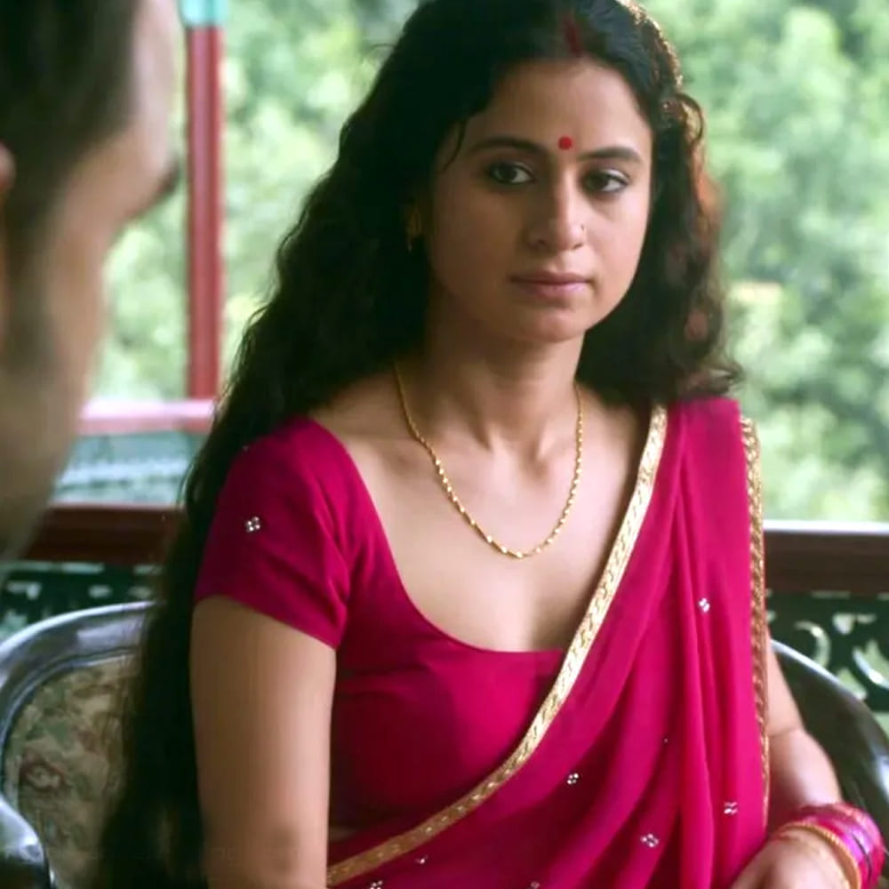 ఈ యాక్షన్ థ్రిల్లర్ సిరీస్‌లో పంకజ్ త్రిపాఠి, అలీ ఫజల్, రసిక దుగ్గల్, శ్వేతా త్రిపాఠి, విజయ్ వర్మ కీలకపాత్రలు పోషించారు. ఇందులో పంకజ్ త్రిపాఠి పాత్ర కాలీన్ భయ్యా భార్య బీనా త్రిపాఠి పాత్రలో బాలీవుడ్ నటి రసిక దుగ్గల్ కనిపించింది. ఇందులో రసిక బోల్డ్ సన్నివేశాల్లో కనిపించింది.