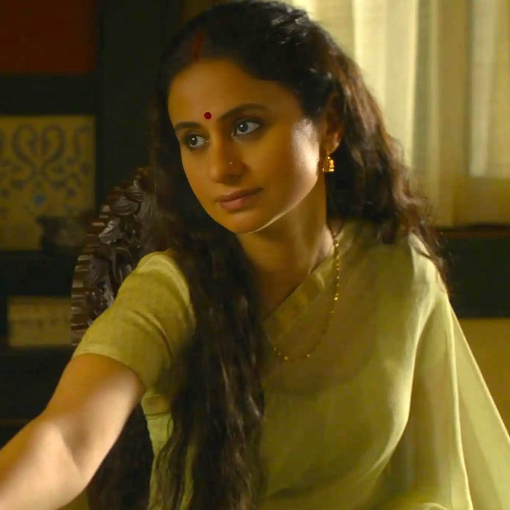 మీర్జాపూర్ వెబ్ సిరీస్ లో రసిక బోల్డ్ పాత్రలో నటించిన మెప్పించింది. ఇందులో ఆమె నటనకు అడియన్స్ ఫిదా అయిపోయారు. గత రెండు సీజన్లలోనూ రసిక తనదైన నటననతో ప్రేక్షకులను మెప్పించింది. ఇక ఇప్పుడు మరోసారి సీజన్ 3లోనూ అలరించింది. మీర్జాపూర్ సిరీస్ లో కనిపించినట్లుగానే నెట్టింట కూడా ఈ అమ్మడు లేటేస్ట్ ఫోటోలతో తెగ హంగామా చేస్తుంది. నిత్యం మోడ్రన్ లుక్ ఫోటోషూట్స్ అంటూ సందడి చేస్తుంది. తాజాగా రషిక చేసిన పోస్టులు నెట్టింట వైరలవుతున్నాయి.