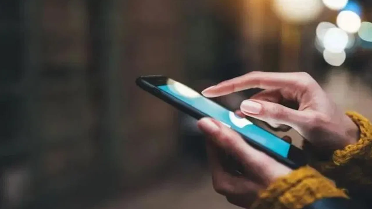 ప్రతి స్మార్ట్ఫోన్కు ఒక ప్రత్యేకమైన ఐడి నంబర్ ఉంటుంది. దీనిని IMEI నంబర్ అంటారు. ఈ నంబర్ సహాయంతో, మొబైల్ ఉన్న ప్రదేశాన్ని ట్రాక్ చేస్తారు. మొబైల్లో ఉపయోగించిన సిమ్ కార్డ్ ఏ టవర్ నుండి సిగ్నల్ పొందుతుందో దాని ఆధారంగా మొబైల్ ఉన్న ప్రదేశాన్ని కూడా కనుగొంటారు.