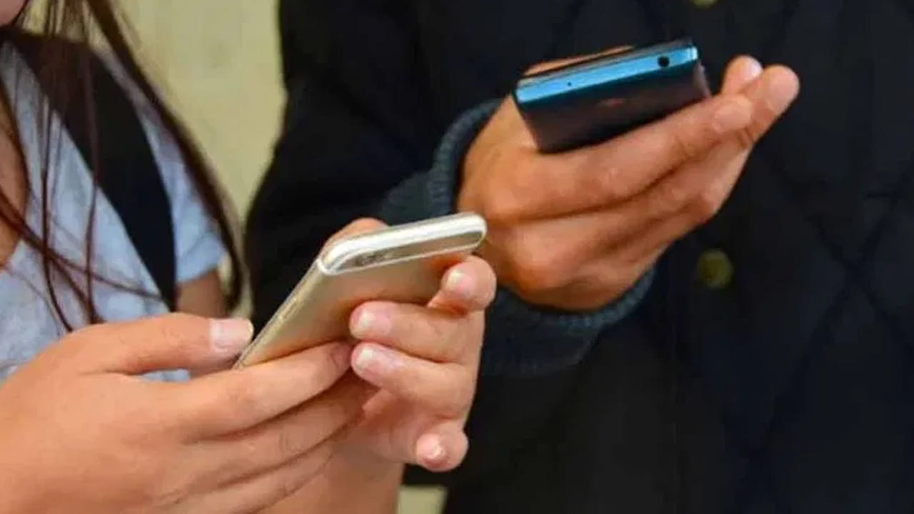 ఈ ఫోన్లో అంతర్నిర్మిత గ్లోబల్ పొజిషనింగ్ సిస్టమ్ (GPS) ఉంది. ఈ సిస్టమ్ యాక్టివ్గా ఉంటే మీ ఫోన్ స్థానాన్ని కనుగొనవచ్చు. ఫోన్లో Google ఖాతా లాగిన్ అయి ఉంటే, Google ఖాతా లోకేషన్ నుండి కూడా ఫోన్ స్థానాన్ని కనుగొనవచ్చు.