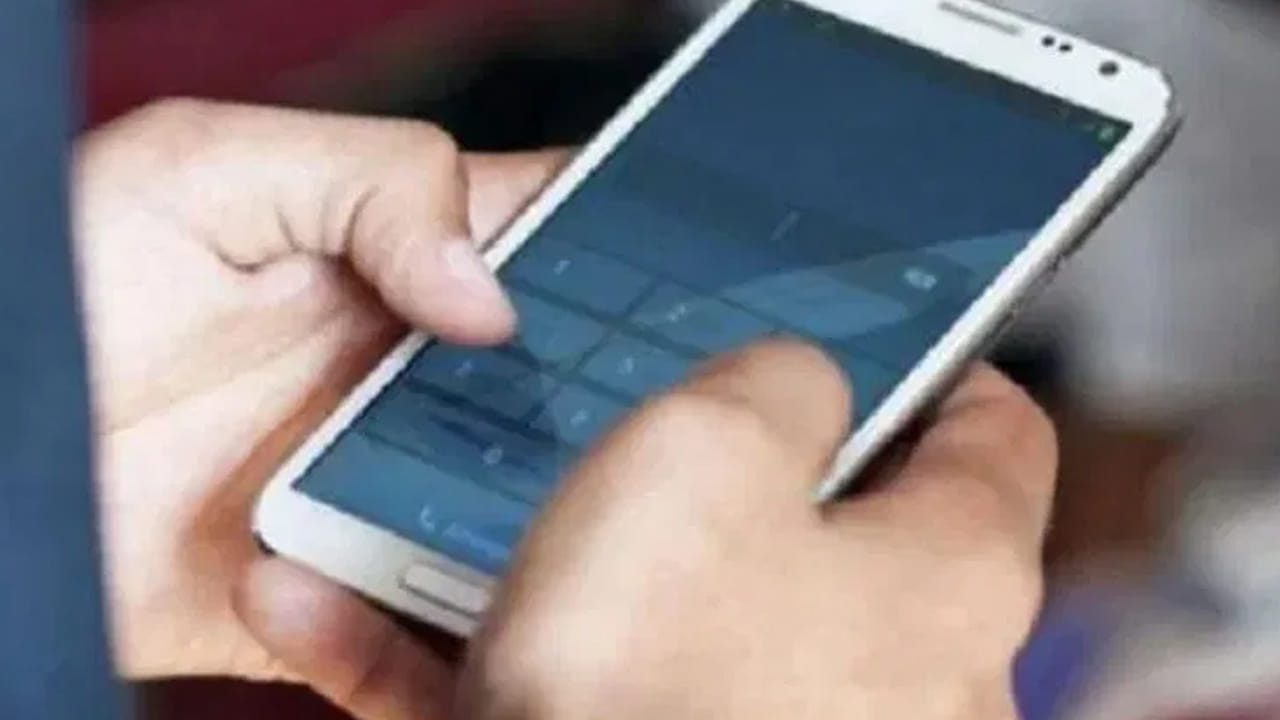 పోలీసులు కొన్నిసార్లు మీ ఫోన్లో ఇన్స్టాల్ చేసిన యాప్లు, సోషల్ మీడియా యాప్లు, మీ ఫోన్లోని కాల్లు, సందేశాల ద్వారా మీ మొబైల్ ఫోన్ స్థానాన్ని ట్రాక్ చేస్తారు.