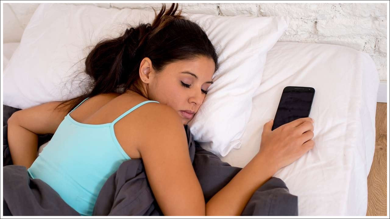 Mobile: రాత్రి నిద్రించే సమయంలో మొబైల్ దగ్గర ఉంటే ఏమవుతుందో తెలుసా?