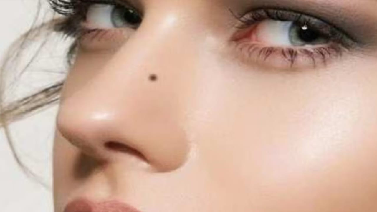 అదే విధంగా సముద్ర శాస్త్రం ప్రకారం ముక్కుపై పుట్టుమచ్చ ఉంటే.. ఈ వ్యక్తి బాగా సంపాదిస్తాడని అర్థం. ఆర్థిక సమస్యలు చాలా తక్కువగా వస్తాయి. అరచేతిలో పుట్టుమచ్చ ఉంటే.. అది జీవితంలో ఆనందం, శ్రేయస్సును కలిగిస్తుందట.