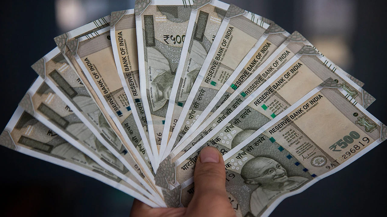 చాలా డబ్బు ఖర్చు చేయడం: ఇద్దరిలో ఒకరు మాత్రమే ఎక్కువ డబ్బు ఖర్చు చేస్తారు. కొన్నిసార్లు, ఎటువంటి ప్రణాళిక లేకుండా అలా చేయడం వల్ల అనవసరమైన ఖర్చులు పెరుగుతాయి.ఉదాహరణకు, వారు ఎక్కడికైనా ప్రయాణించాలనుకుంటే, ముందుగానే ప్లాన్ చేయడానికి బదులుగా చివరి నిమిషంలో టిక్కెట్లు కొనడం, చివరి నిమిషంలో గదులు బుక్ చేసుకోవడం మొదలైన వాటిలో చాలా నిర్లక్ష్యంగా ఉంటారు. కానీ మీరు ముందుగానే ప్లాన్ చేసుకుంటే, మీరు అలాంటి అనవసరమైన డబ్బు వృధాను నివారించవచ్చు.