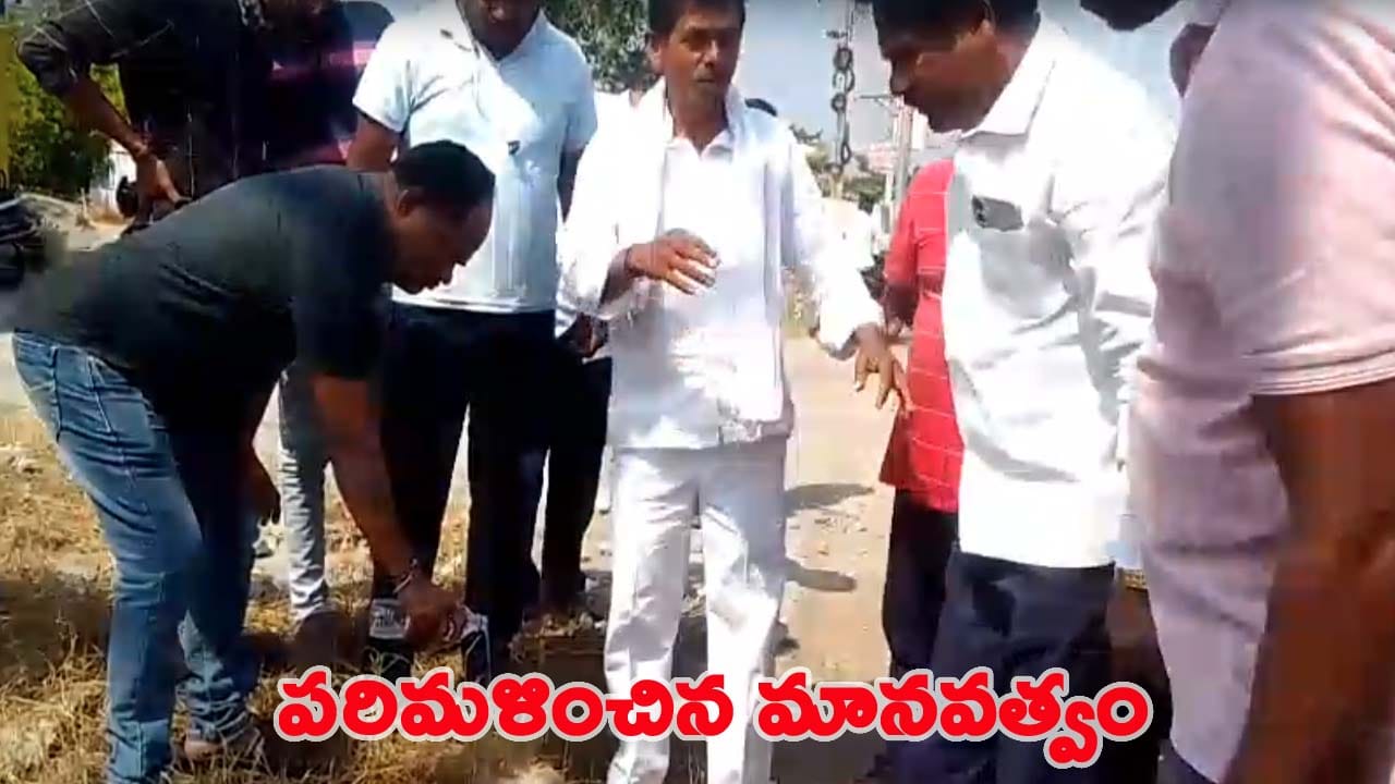 పంచాయతీ ఎన్నికల వేళ ప్రతి ఛాన్స్ యూజ్ చేసుకుంటున్న లోకల్ లీడర్స్.. ఏం చేశారో తెలుసా?