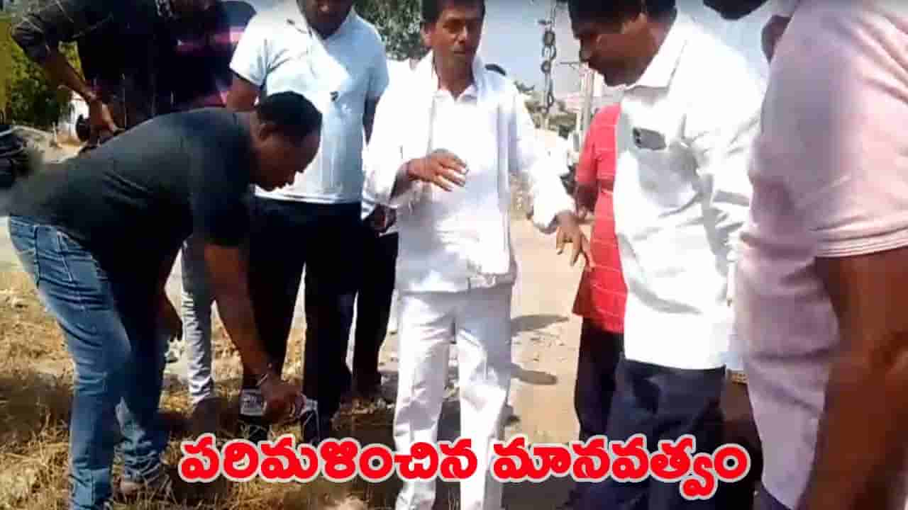 పంచాయతీ ఎన్నికల వేళ ప్రతి ఛాన్స్ యూజ్ చేసుకుంటున్న లోకల్ లీడర్స్.. ఏం చేశారో తెలుసా?