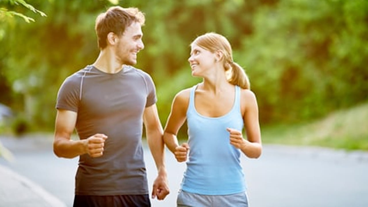 భార్యాభర్తల మధ్య సాన్నిహిత్యం, సామరస్యం ముఖ్యం: ఉదయం నిద్ర లేవగానే ఇద్దరూ కలిసి నీళ్లు తాగవచ్చు. ఇలాంటి చిన్న చిన్న పనులు కలిసి చేయడం వల్ల మీ వైవాహిక జీవితానికే కాదు, మీ ఆరోగ్యానికి కూడా మంచిది. అప్పుడు, ఉదయం ఇంటి పనులు ప్రారంభించే ముందు, మీరు కలిసి నడకకు వెళ్ళవచ్చు. ఇది మీ ఇద్దరూ శారీరకంగా, మానసికంగా ఉత్సాహంగా ఉండటానికి సహాయపడుతుంది. అదేవిధంగా, మీరిద్దరూ ఒకరినొకరు ప్రశంసలు పంచుకోవచ్చు. వంట చేసినందుకు భార్యకు కృతజ్ఞతలు తెలిపే భర్త,  కూరగాయలు కోసినందుకు భర్తకు కృతజ్ఞతలు తెలిపే భార్య కూడా మీ సంబంధాన్ని బలోపేతం చేస్తాయి. సరళంగా చెప్పాలంటే, మీరు ఉదయం నిద్రలేచినప్పుడు మీ రోజును ప్రేమతో ప్రారంభించండి.