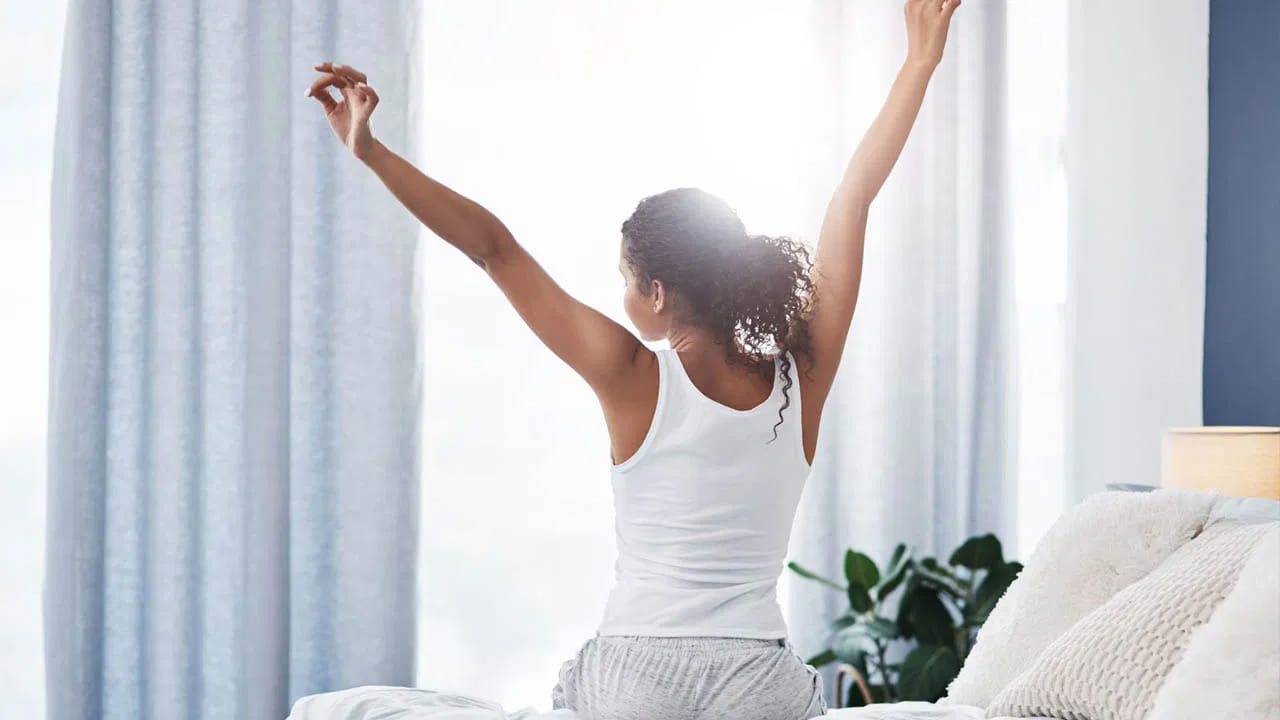 ఉదయం అనేది మనసుకు ఎంతో హాయినిస్తుంది. ప్రతి ఉదయం ఒక కొత్త ప్రపంచంలా కనిపిస్తూ, కొత్త ఆరంభానికి నాంది పలుకుతుంది. అయితే ఉదయం లేచే సమయంలో కొన్ని శబ్ధాలు వినిపిస్తే అది చాలా మంచిదంట. కాగా ఉదయాన్నే ఏ శబ్ధాలు వినడం మంచిదో ఇప్పుడు మనం వివరంగా తెలుసుకుందాం.