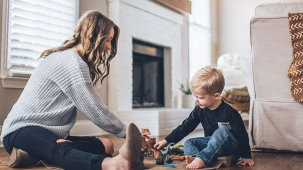 దృఢంగా: కర్కాటక రాశి వారు తమ దృఢమైన స్వభావానికి ప్రసిద్ధి చెందారు. ఆ విధంగా, వారు తమ స్వంత జీవితాలలోని సవాళ్లను అలాగే తమ పిల్లల జీవితాలలోని సవాళ్లను ధైర్యంగా ఎదుర్కొంటారు. ధైర్యంగా పురోగతి మార్గంలో నడుస్తారు. వారు తమ పిల్లల భవిష్యత్తును రూపొందించడంలో కూడా అద్భుతంగా ఉంటారు. కర్కాటక రాశి వారు తమ పిల్లలు జీవితంలోని ప్రతి దశలోనూ ఎదుర్కొనే సవాళ్లను విశ్లేషించి, వాటికి పరిష్కారాలను కనుగొని, సమాజం మెచ్చుకునే ముఖ్యమైన నాయకులుగా మార్చగల సామర్థ్యాన్ని కలిగి ఉంటారు. ఆ కోణంలో, వారు గొప్ప తల్లిదండ్రులకు ప్రతిరూపం!