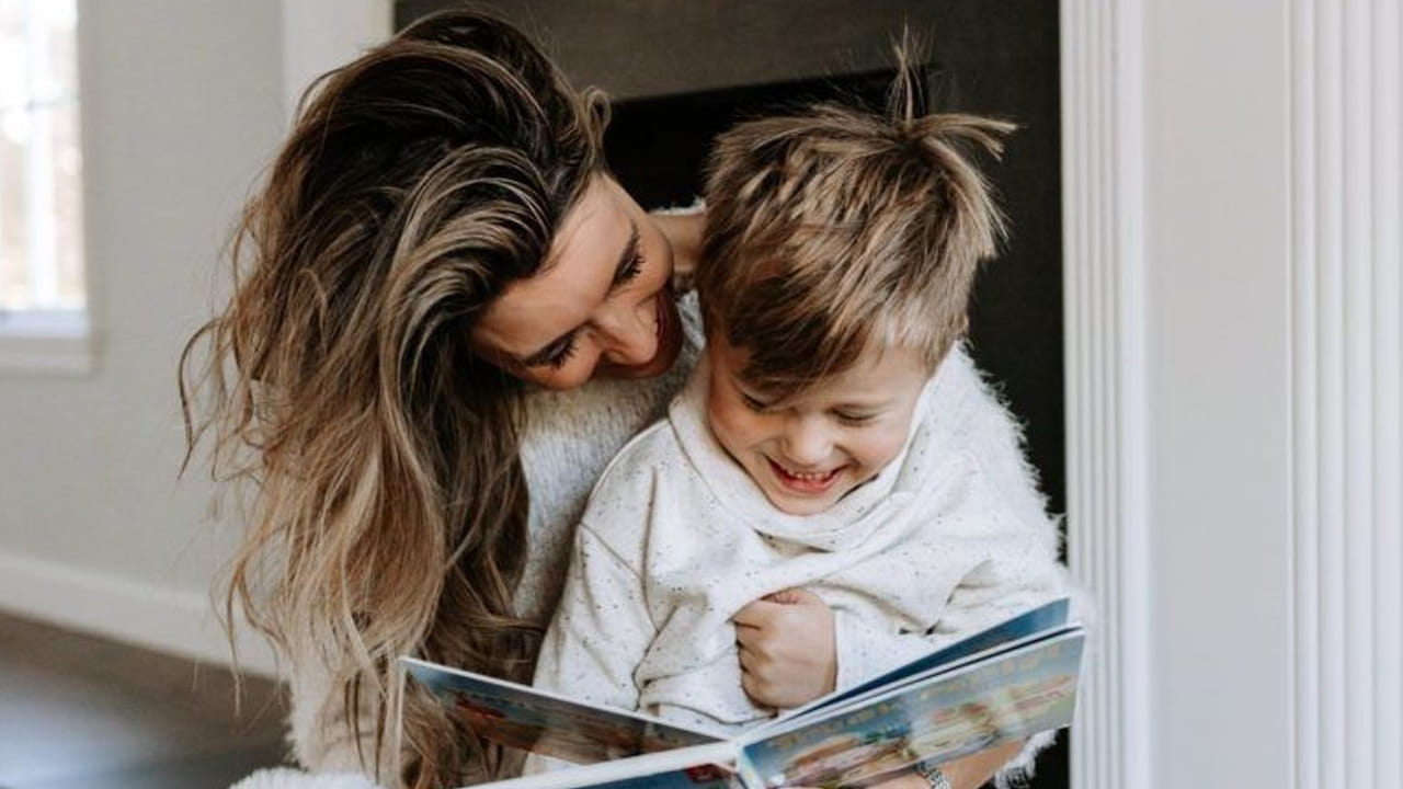 తల్లిదండ్రులుగా క్యాన్సర్లు?: కర్కాటక రాశి వారు పిల్లలను పెంచడాన్ని ఒక ప్రత్యేక హక్కుగా చూస్తారు. సహజంగానే పెంపకం చేసే గుణం కలిగి ఉంటారు. అంతర్ దృష్టికి విలువ ఇస్తారు. సానుభూతి కలిగి ఉంటారు. అవి రక్షణాత్మకమైనవి, అంటే అవి ఇతరులను రక్షించడానికి రక్షణ కవచంగా పనిచేస్తాయి. క్యాన్సర్లు తమ పిల్లలతో భావోద్వేగ బంధాన్ని ఏర్పరుస్తారు. వారు అడగకుండానే వారి అవసరాలను తీరుస్తారు. వారు తమ పిల్లలతో సన్నిహితంగా ఉండాలని కోరుకుంటారు. వారు తమ ఆరోగ్యం పట్ల అదనపు శ్రద్ధ తీసుకుంటారు. పిల్లలకు అవసరమైనప్పుడు వారికి అండగా నిలుస్తారు, వారికి మార్గనిర్దేశం చేస్తారు. వారు జీవితంలోని తదుపరి దశకు చేరుకోవడానికి సహాయం చేస్తారు.