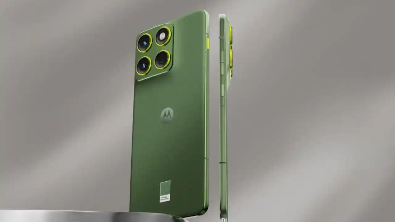 ప్రముఖ స్మార్ట్ఫోన్ తయారీ సంస్ధ మోటరోలా మరో కొత్త స్మార్ట్ఫోన్ను మార్కెట్లోకి విడుదల చేసింది. ఎడ్జ్ 70 పేరుతో ఈ మొబైల్ను ఇండియన్ మార్కెట్లోకి ప్రవేశపెట్టింది. తన ఎడ్జ్ వెర్షన్ లైనప్లో భాగంగా ఈ మొబైల్ను లాంచ్ చేసింది. ఈ ఫోన్ ఫీచర్లు, స్పెపిఫికేషన్లు, ధర వివరాలు ఇప్పుడు చూద్దాం.