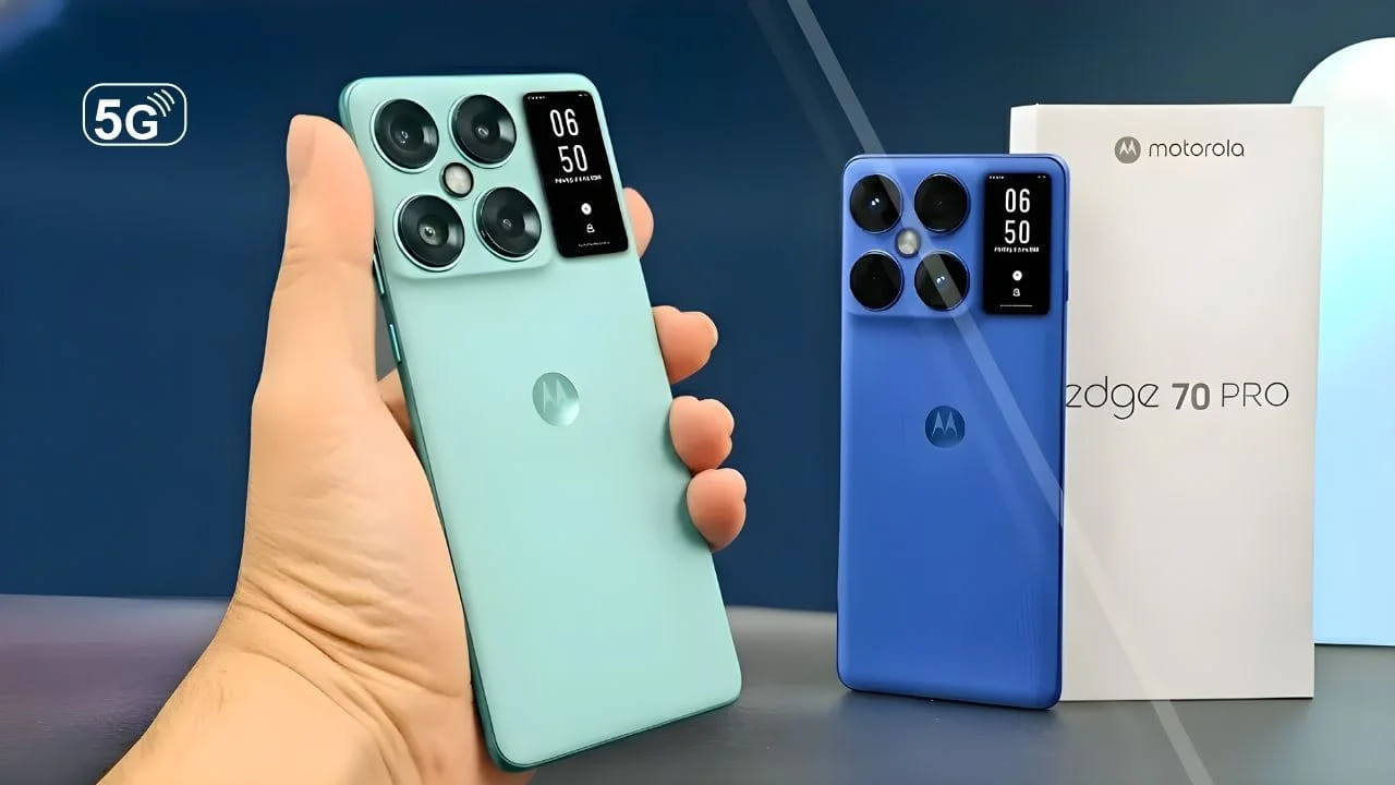 ఇక 120Hz రిఫ్రెష్ రేట్‌ కలిగి ఉండగా.. 4,500 నిట్స్ పీక్ బ్రైట్‌నెస్‌తో వస్తుంది.  50MP పాంటోన్ వాలిడేటెడ్ ప్రైమరీ కెమెరా ఉండగా..  50MP క్వాడ్ పిక్సెల్ ఫ్రంట్ కెమెరా ఉంది.  ఇక ఈ ఫోన్ ఐపీ 68+ఐపీ 69 రేటింగ్‌ను కలిగి ఉంది