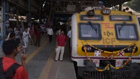 లోకల్ ట్రైన్‌లో దారుణం..అందరూ చూస్తుండగానే..!